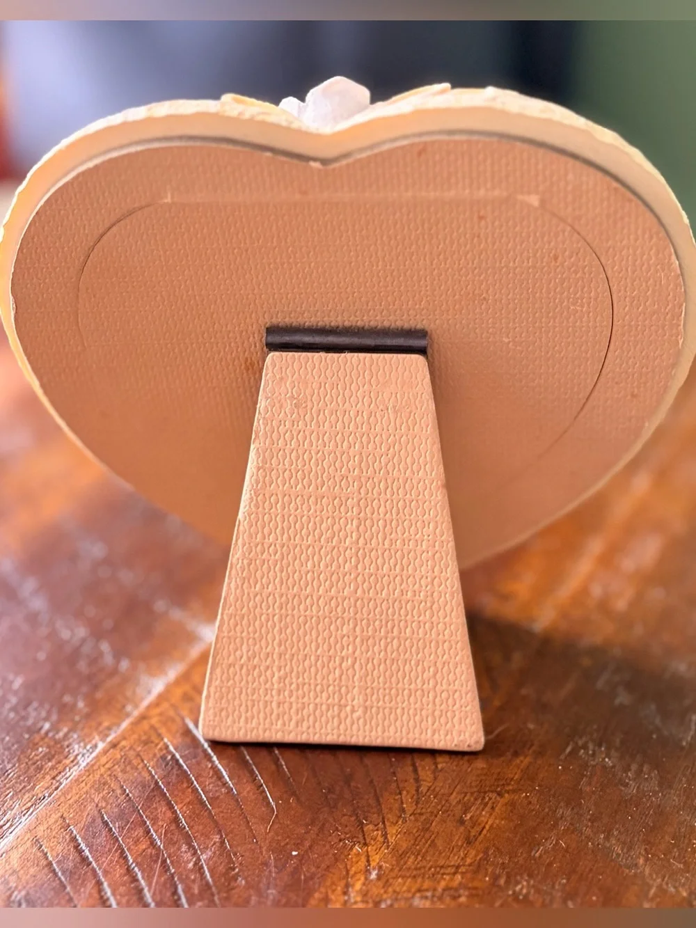 Heart-Shaped Lace Photo Frame in Cream Vintage Accent